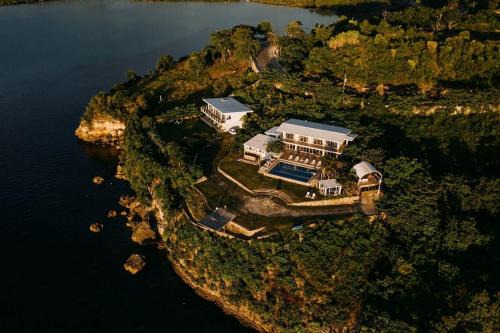 Exclusive Cliff House with Pool and Beach Access