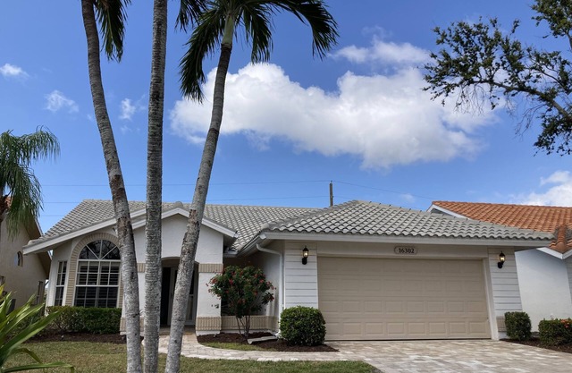 Exclusive Fort Meyers home in gated golf community close to beaches!