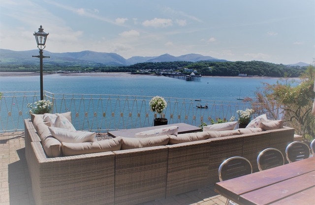 EXCLUSIVE HOUSE PRIVATE BEACH SEA FRONT SLEEPS 13 AMAZING VIEWS