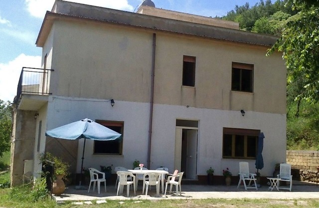 Exclusive, large house, large countryside and (tub)swimming pool
