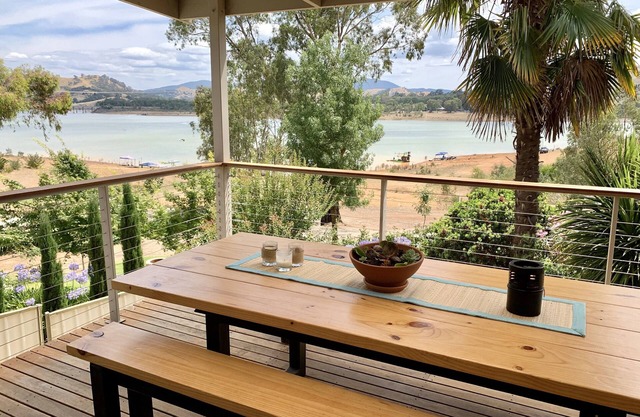 Exclusive Lake Frontage at Pete's HideawaynBonnie Doon Beach House @ Lake Eildon