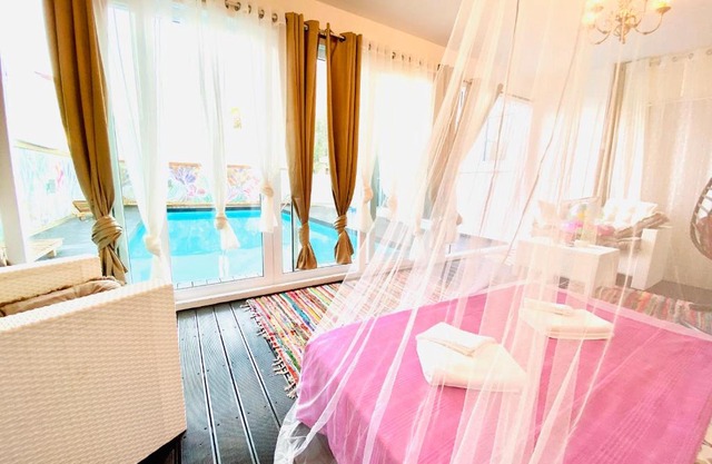 Exclusive Villa Larnaca - 8 plus sleeps - 2 min from BEACH - Big Private Pool