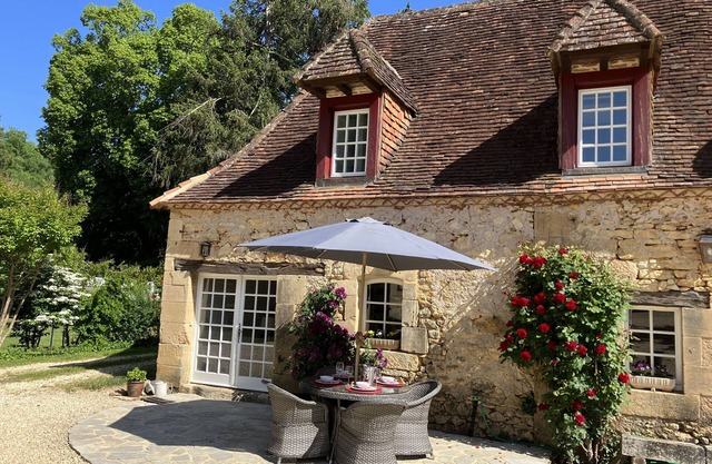 Exclusively Adults, 2 en-suite bedrooms, Heated Pool, Free Bike Loan