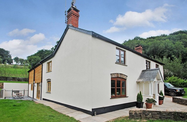 EXE VALLEY FARMHOUSE, pet friendly, with hot tub in Bampton, Devon
