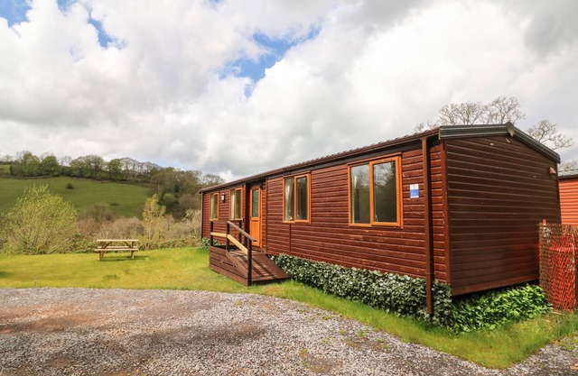 EXE VALLEY LODGE, pet friendly, with hot tub in Bampton, Devon