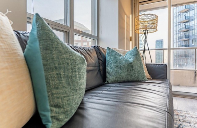 Executive 2 Bedroom Condo Close to Square ONE