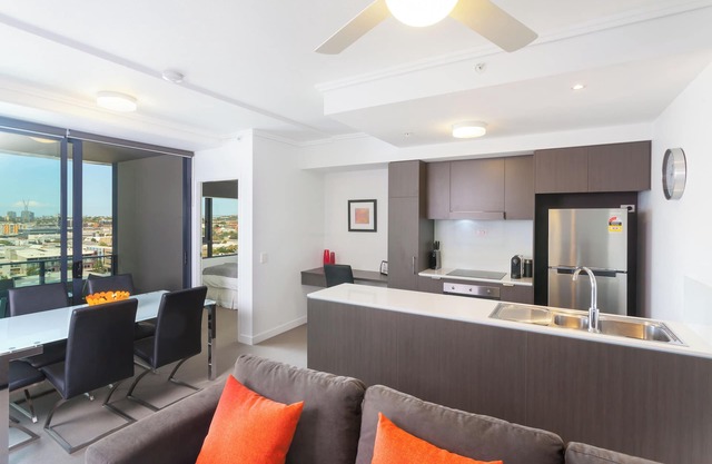 Executive 2BR Fortitude Valley apartment with pool and views