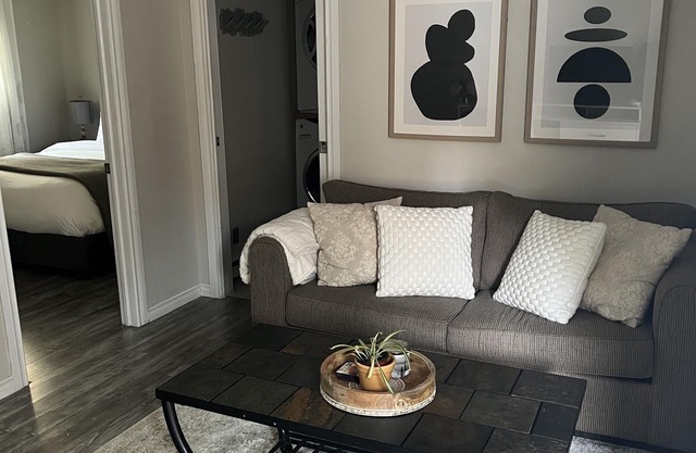 Executive apartment w/free parking & WiFi