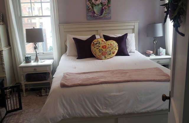 Executive Living/Reverse Snowbirds Renovated Beautifully Village of East Aurora