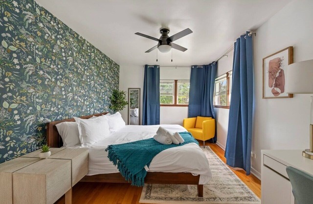 Executive Retreat - 2 Parking Spaces, Sleeps 4!