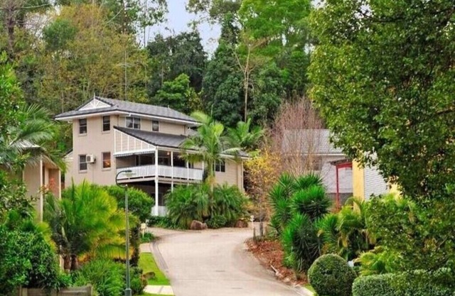 Executive spacious big house near shops/buses/train