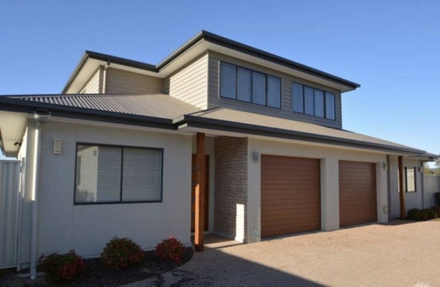 Executive Townhouse close to town centre