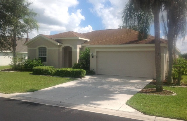 Executive Villa With Pool And Lakeside Position Within Exclusive Gated Community