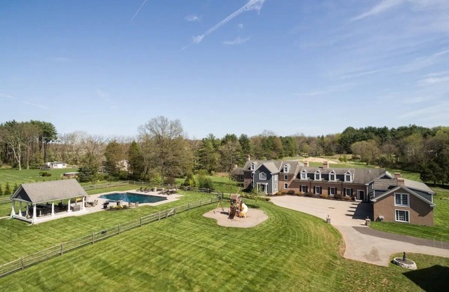 Expansive Modern Farm House On 8 Park-Like Acres