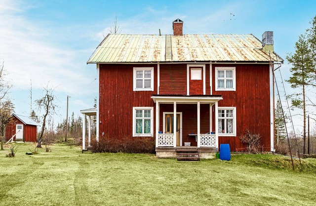 Experience a vacation close to nature, in this classic Swedish cottage with lake view.