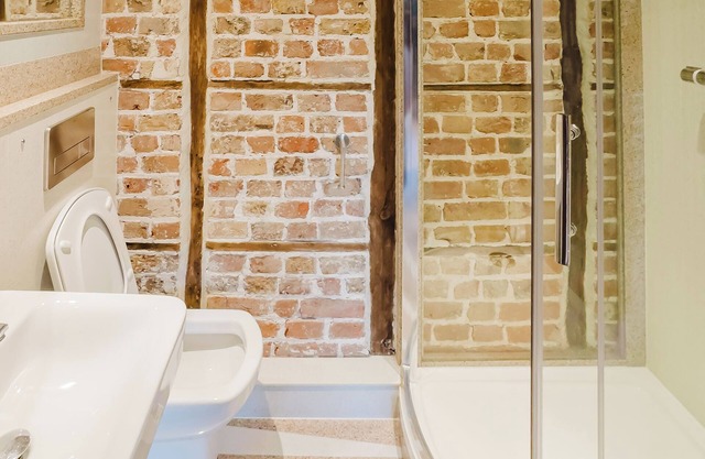 Experience boutique comfort above The Powell pub in Birchington. Stylish en-suite rooms, luxury touches, and a vibrant pub below—perfect for business, couples, or families. Book your coastal escape today!