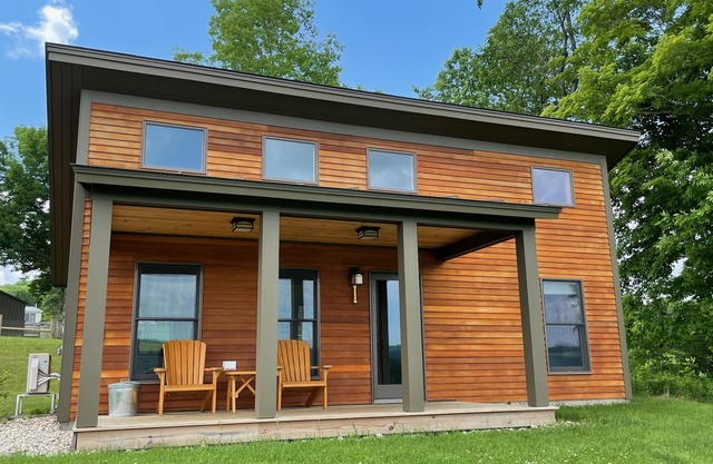 Experience life on a Vermont Farm in a Beautiful Modern Cabin - Stunning Views!