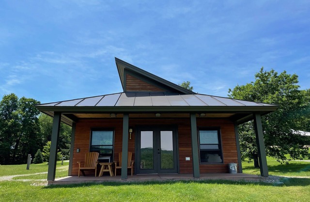 Experience life on a Vermont Farm in a Beautiful Modern Cabin - Stunning Views!