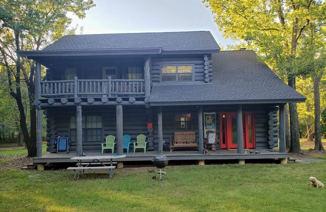 Experience nature nearby! Cozy 3-bedroom cabin, next to Ft. Gibson Lake!