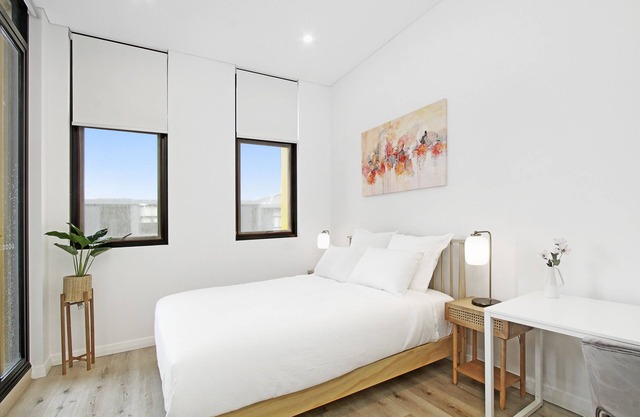 Experience serenity in this modern havennTrain/Ferry to City~Shops~Parking