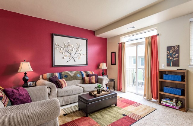 EXPLORE LITTLETON - Quiet community and central.