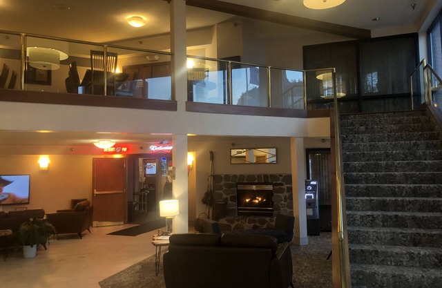 Express Suites Riverport Inn & Suites