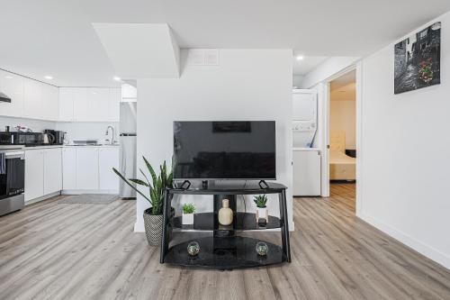 Exquisite 2-Bedroom Guest Suite with FREE Parking