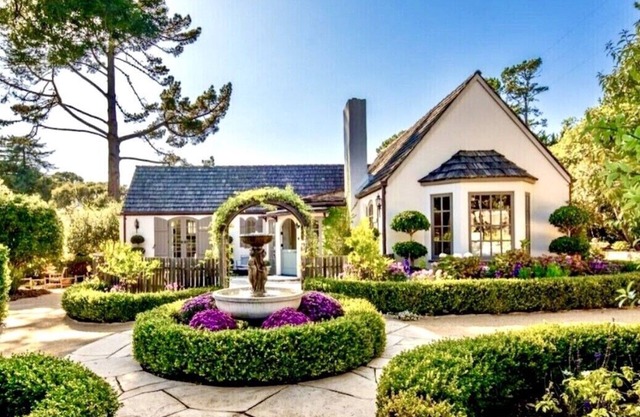 EXQUISITE Carmel fairytale Cottage, Huge Private gardens!