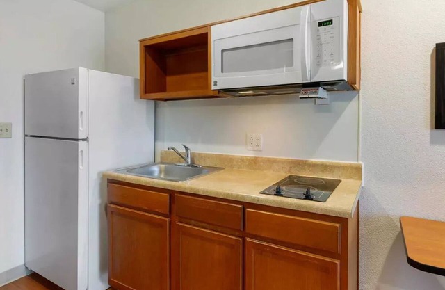 Extended Stay America Select Suites - Cleveland - Airport