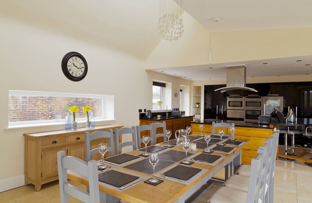 Extensive 6 Bedroom Holiday Home with Stunning Views of the Mayfield Valley