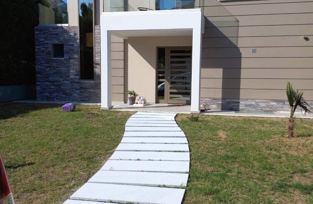 Extraordinary residence combining unlimited sea view and pure nature.