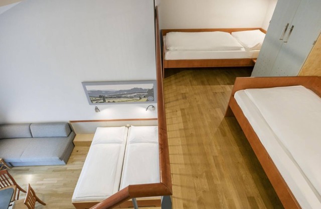 Fünfbettzimmer mit Balkon - Jufa Hotel Vulkanland Sport-resort