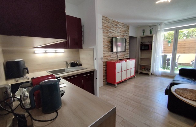 F2 town center quiet garage air conditioning 150 m beach and shops