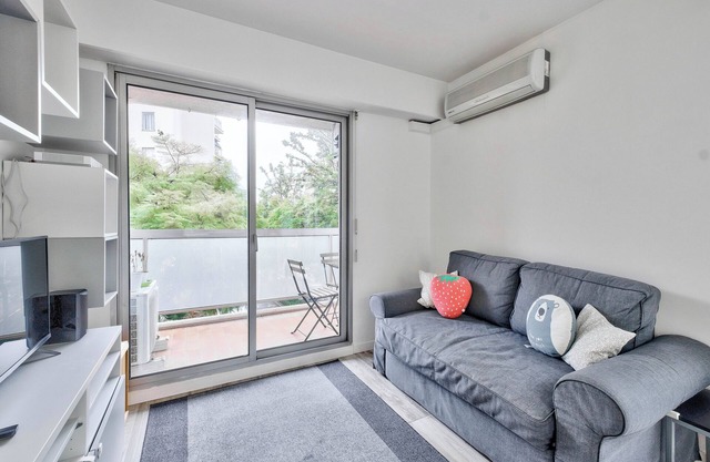 F2 with balcony 15min from the Promenade des Anglais