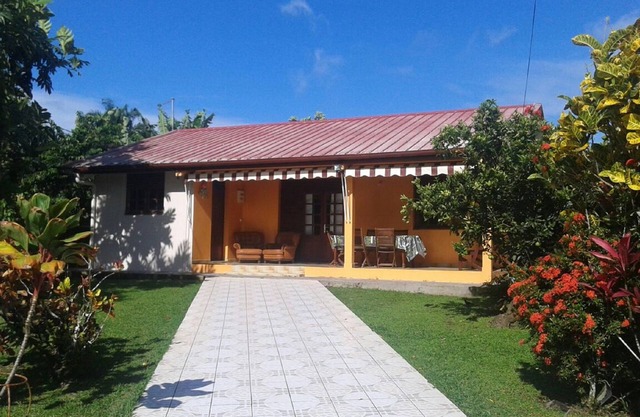 F3 furnished villa in Saint-Joseph, Martinique + car
