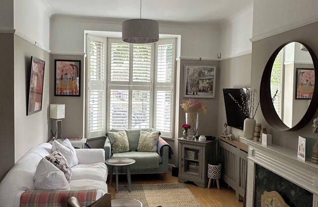 Fab family home next to Victoria Park and close to the City, Mile End