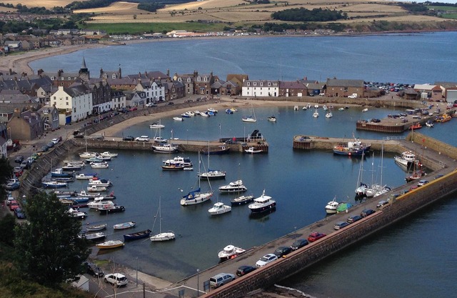 FAB LOCATION - CENTRAL YET ONLY 80 M FROM SEA
