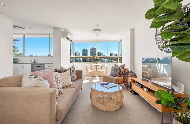 Fab! ~ Skyline City, Water + Story Bridge Views