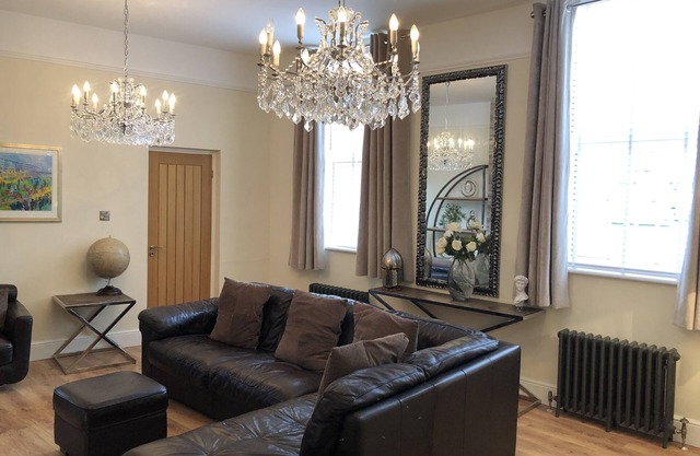 Fab Townhouse Within Bar Walls, short Walk to River & City. Parking for 2 cars.