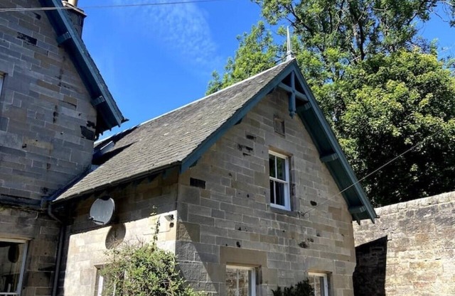 Fabulous 2 Bedroom House Just Outside Edinburgh