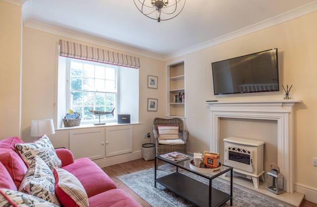 Fabulous 3 storey townhouse style apt in central Falmouth with courtyard garden.