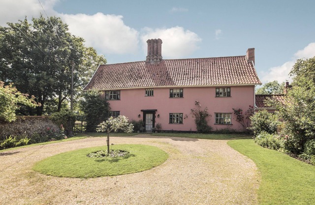 Fabulous 5 bedroom house with large enclosed garden, perfect for family breaks