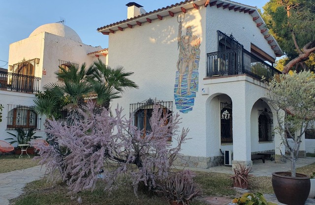FABULOUS BEACHFRONT VILLA VERY CLOSE TO BARCELONA