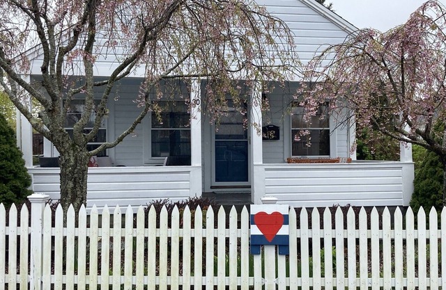 Fabulous Bungalow - Quiet Location Just Steps from Town - Pet Friendly