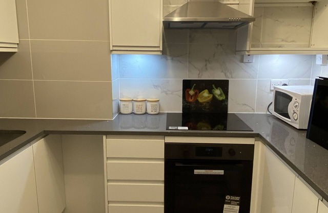 Fabulous Crawley Apartment near L3Harris Gatwick Manor Royal Sleeps 4