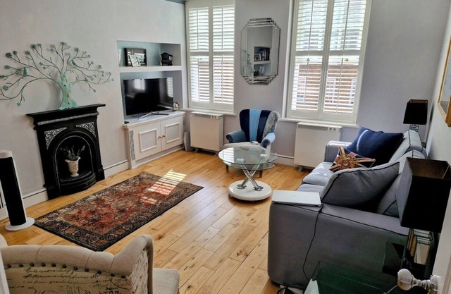 Fabulous one double bedroom flat in garden setting by the river in Battersea