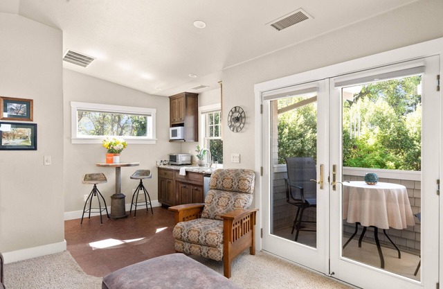 Fabulous ParkSide King Suite Studio w/Balcony - Steps away from Lower Bidwell Park
