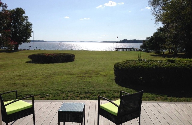 Fabulous PRIVATE Potomac WATERFRONT retreat, 2+acres, 4 bd/4 ba w/guest house