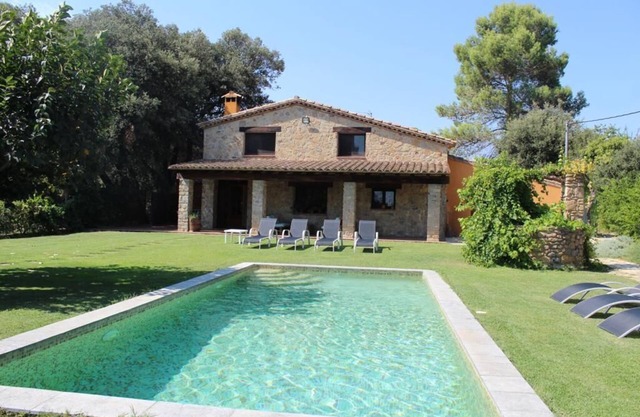 Fabulous traditional house in Costa Brava. Pool a/c and free wifi