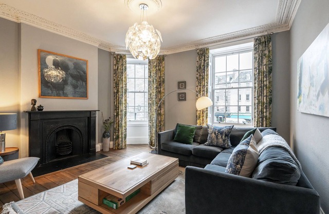 Fabulous two-bedroom apartment located in the heart of the city. Sleeps 4.